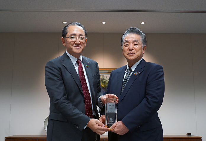 贈呈式の模様（右：鹿島建設（株）押見社長／左：MHPS 相原調達総括部 長）