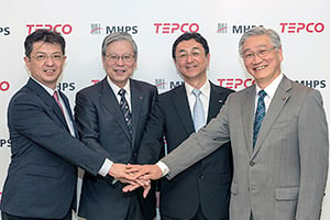 左から東電FP久米常務、MHPS西澤社長、 東電FP佐野社長、MHPS河相常務