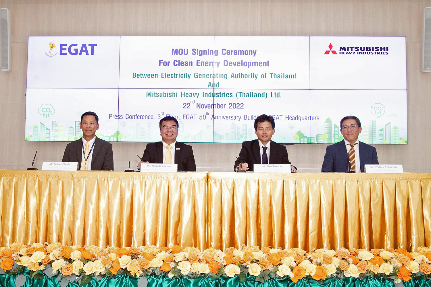 Thidade Eiamsai (Deputy Governor of Power Plant Development and Renewable Energy/EGAT) (2nd from left) and Ryo Takubo (President and Managing Director/Mitsubishi Heavy Industries (Thailand)) (3rd from left) at signing ceremony