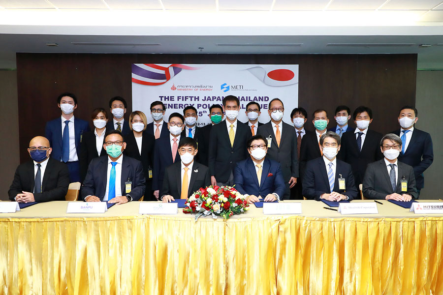 Hiromi Ishii (Director, Power Systems Project Engineering Department, Steam Power Maintenance Innovation (SPMI) Business Division/MHI) (1st from bottom right) and Yuthana Charoenwong (Managing Director/ BLCP) (1st from bottom left) together with representatives from BPP, EGCO Group, JERA and Mitsubishi Corporation at signing ceremony