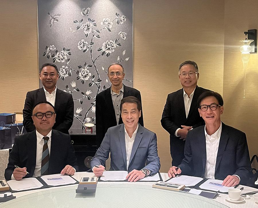 From left (seated): Daichi Nakajima, EVP, Mitsubishi Power, Yu Tat Ming, CEO, PacificLight Power, Koichi Watanabe, CEO and MD, Jurong Engineering Limited at the EPC contract signing.