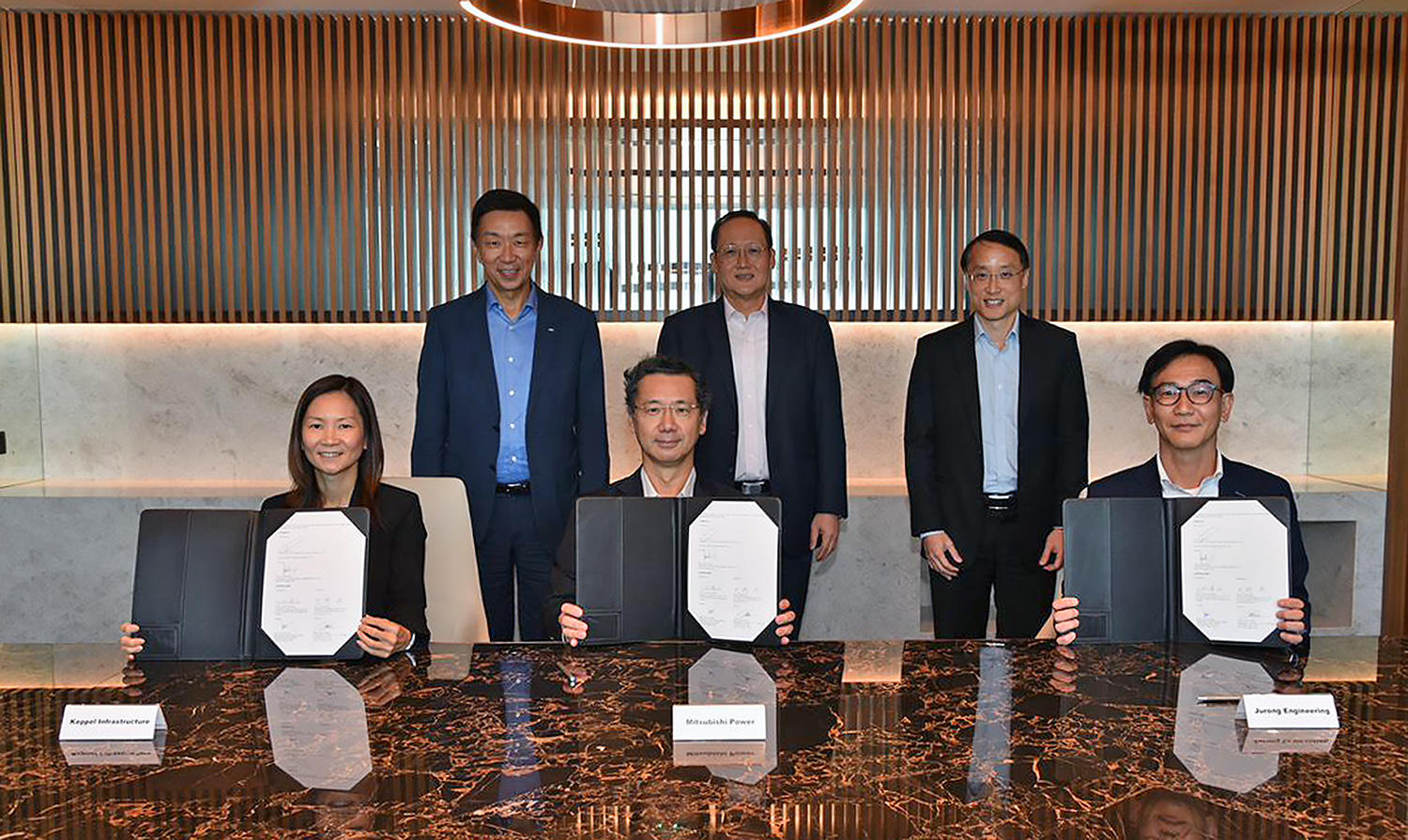 [Pictured from top left to bottom right] Loh Chin Hua (CEO/KCL), Minister Tan See Leng (Manpower/2 Min MTI), Ngiam Shih Chun (Chief Executive/EMA), Cindy Lim (CEO/Keppel Infrastructure), Osamu Ono (CEO/Mitsubishi Power Asia Pacific), Koichi Watanabe (CEO/JEL) at signing of EPC contract to develop Keppel Sakra Cogen Plant