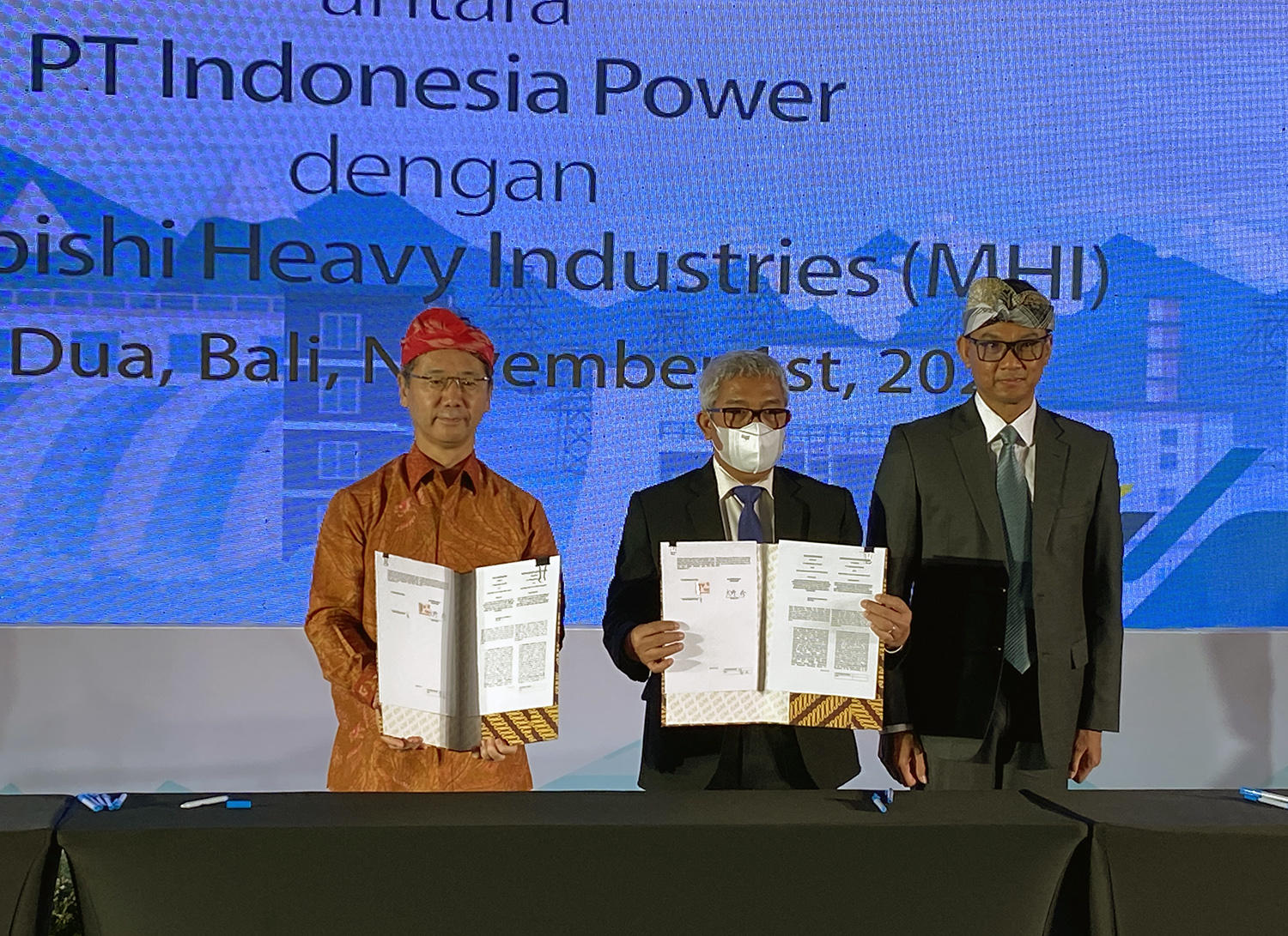 [Pictured from left to right] Osamu Ono (Chief Regional Officer, Asia Pacific & India/MHI), Rachmad Handoko (Director/Indonesia Power) and Darmawan Prasodjo (President Director/PLN) at signing ceremony
