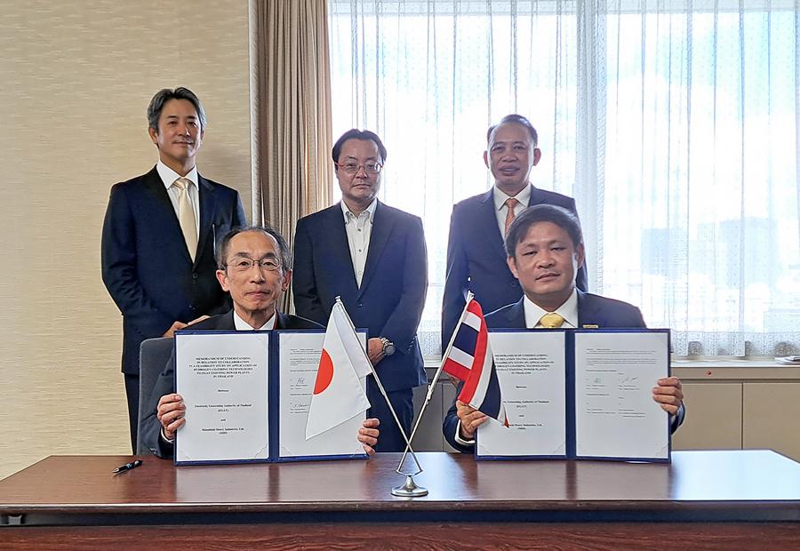 (Back row center) Shinichi Kihara (Director General for International Policy on Carbon Neutrality, Ministry of Economy, Trade and Industry), (Back row right) Prasert Sinsukprasert (Permanent Secretary, Ministry of Energy), (Front row left) Toshiyuki Hashi (President and CEO, Energy Systems, MHI) (Front row right) Narin Phoawanich (Deputy Governor-Fuel, EGAT) at MoU Signing Ceremony in 6th JTEPD
